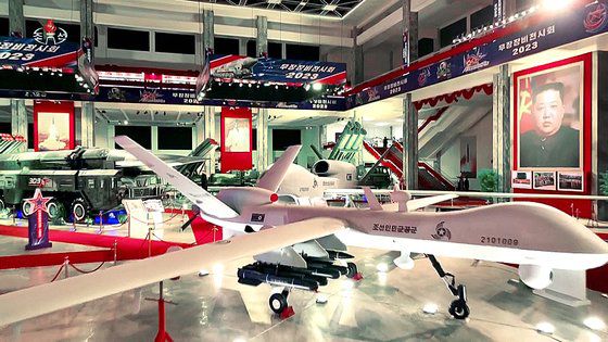 지난해 7월 북한의 '무장장비전시회-2023'에 북한의 무인기 등이 전시되어 있다. 연합뉴스