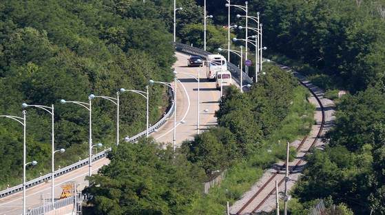 2018년 6월 같은 해 8·15 이산가족 상봉행사를 논의하기 위해 방북하는 남북 적십자회담 남측 대표단을 태운 버스가 동해선 육로 비무장지대를 통과해 금강산으로 향하는 모습. 뉴스1.