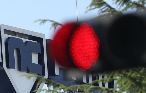 경남 창원시 마산회원구 NC다이노스 홈구장인 창원NC파크 일대 신호등에 빨간 신호가 켜져 있다.    연합뉴스