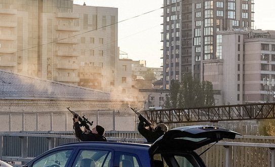 우크라이나 키이우에서 현지 당국이 러시아군의 이란제 자폭 드론 샤헤드-136을 향해 사격하고 있다. 로이터=뉴스1