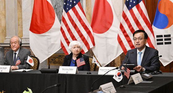 G20재무장관회의 및 IMF/WB 춘계회의 참석차 미국 워싱턴을 방문중인 최상목 부총리 겸 기획재정부 장관이 17일(현지시각) 미국 재무부에서 열린 '제1차 한.미.일 재무장관 회의'에 참석해 모두발언을 하고 있다. 가운데는 재닛 옐런 미국 재무장관, 왼쪽은 스즈키 슌이치 일본 재무장관. 기획재정부