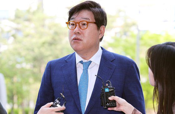 800만 달러 대북송금, 이화영 전 경기도 평화부지사의 법인카드·법인차량 뇌물공여 혐의 등으로 기소된 김성태 쌍방울 그룹 전 회장이 19일 오전 수원지방법원에서 열린 공판에 출석하고 있다. 연합뉴스