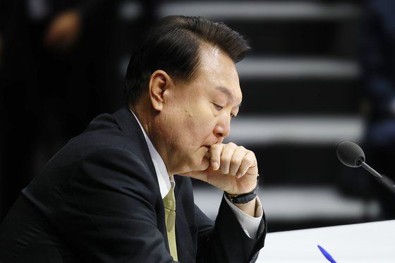 윤석열 대통령이 총선을 한달여 남겨둔 지난달 5일 경기도 광명시 아이벡스 스튜디오에서 '청년의 힘으로 도약하는 대한민국'을 주제로 열린 '국민과 함께하는 민생토론회'에서 발표자의 발언을 들으며 메모하고 있다. 김현동 기자