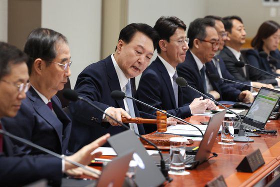 윤석열 대통령이 16일 서울 용산 대통령실 청사에서 열린 국무회의에서 개회 선언을 하고 있다. 연합뉴스