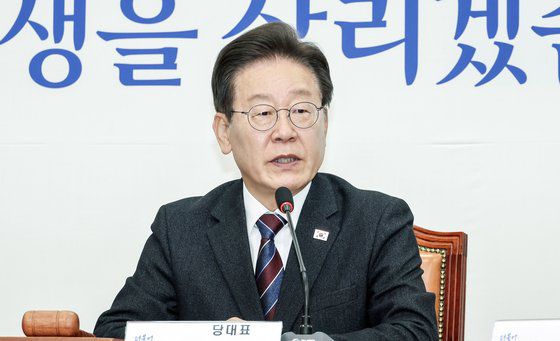 이재명 더불어민주당 대표가 17일 오전 국회에서 열린 최고위원회의에 참석해 발언하고 있다. 김성룡 기자.