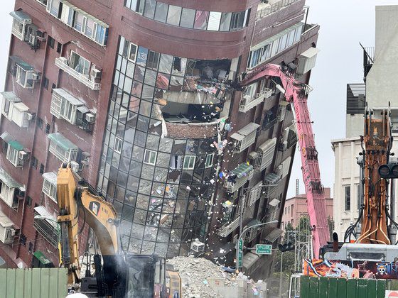 5일 오전 대만 화롄현 화롄시에 지난 3일 발생한 규모 7.2 지진으로 기울어진 톈왕싱 빌딩의 본격적인 철거가 시작됐다. 화롄=신경진 기자