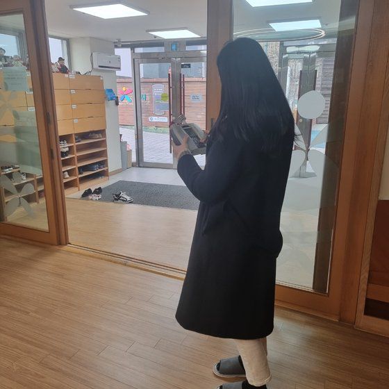 실내 어린이집의 공기 질을 측정 중인 모습. 사진 서울시