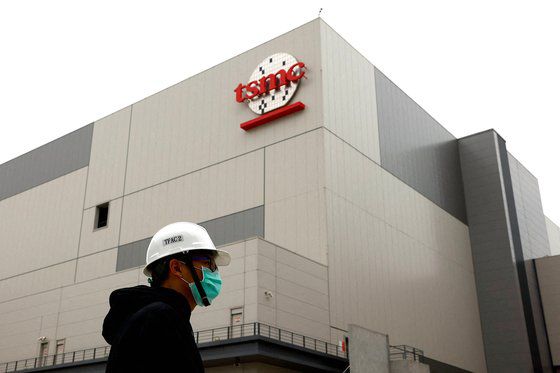 지난 2022년 대만 타이난에 위치한 TSMC 반도체 공장의 모습. 로이터=연합뉴스