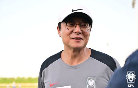 황선홍 감독은 항저우 아시안게임에서 일본을 꺾고 금메달을 따냈다. 사진 대한축구협회