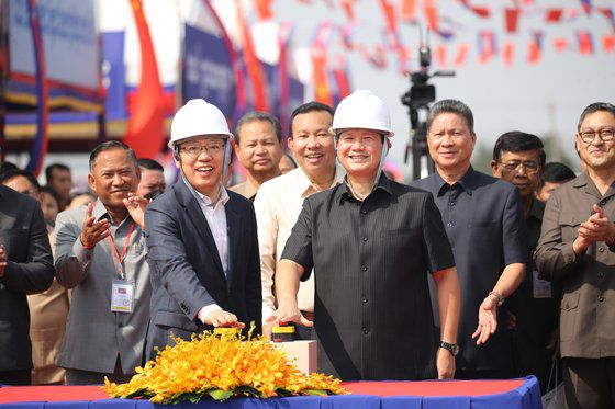 지난 2월 캄보디아 프놈펜에서 열린 바삭강 다리 건설 기공식에 훈 마넷 캄보디아 총리(앞줄 오른쪽)와 왕원톈 주캄보디아 중국대사(앞줄 왼쪽)가 참석했다. 바삭강 다리는 중국의 지원을 받아 건설됐다. 신화통신=연합뉴스