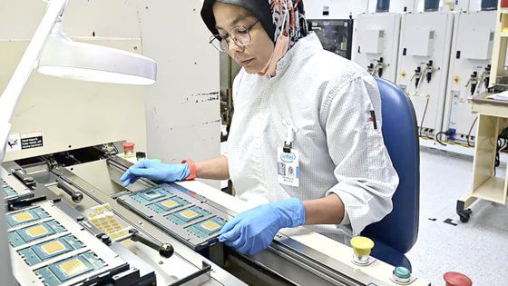 미국 반도체 기업 인텔의 말레이시아 공장에서 한 직원이 반도체 관련 작업을 하고 있다. 사진 인텔