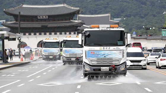 지난해 8월 고압살수차가 세종대로 위에 물을 뿌리는 모습. 서울시는 189대의 고압살수차를 보유 중이다. [뉴스1]