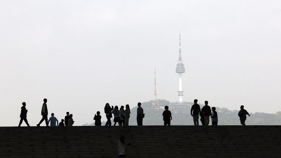 미세먼지 농도가 '나쁨'을 기록한 지난 16일 오후 서울 용산구 국립중앙박물관에서 바라본 남산 일대가 뿌옇게 보이고 있다. [연합뉴스]
