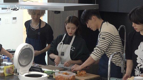 그룹 트레저의 연애 예능 '빛나는 SOLO'는 여성들에게 가장 많은 보석을 받아 '최고의 보석남'에 등극하는 콘셉트다. 사진 SBS '빛나는 SOLO'