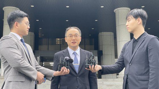 이원석 검찰총장이 23일 오후 창원지검 앞에서 도어스테핑을 갖고 이화영 전 경기도 평화부지사의 '검찰청 술자리 회유 의혹'과 관련해 취재진 질문에 답변하고 있다. 뉴스1