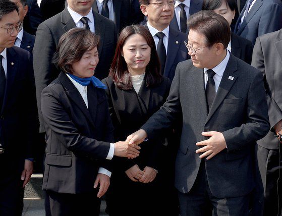 이재명 더불어민주당 대표가 당선인들과 함께 국립서울현충원을 찾아 참배한 뒤 추미애 당선인과 악수를 나누고 있다. 김성룡 기자