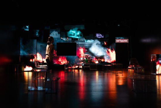 연극 '천 개의 파랑'에선 다양한 크기의 LED 패널과 영상을 이용해 과거와 극중 현재를 수시로 오가는 시점을 배경에 표현했다. 사진 국립극단