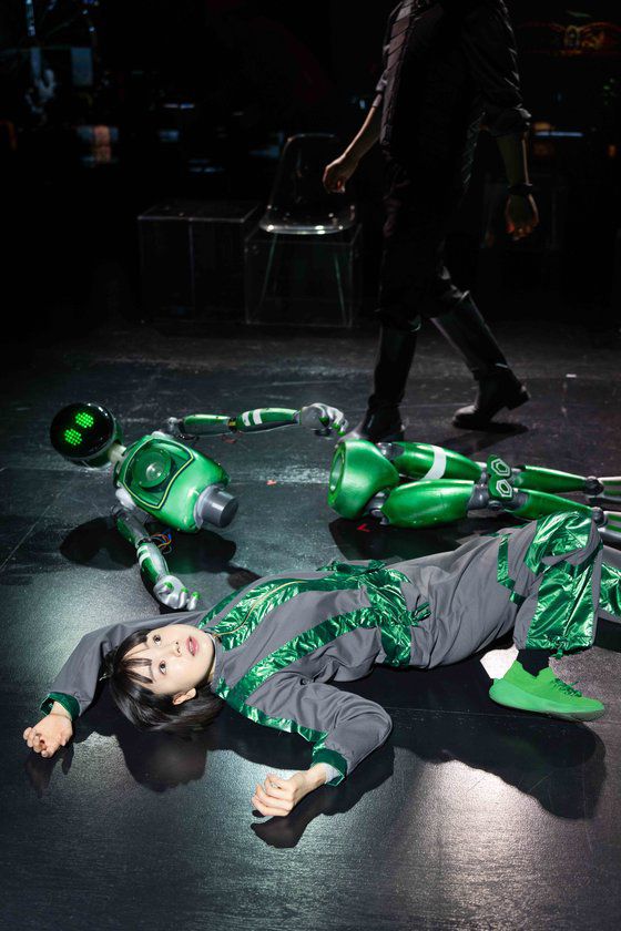 연극에선 배우 김예은(아래)이 콜리의 내면 대사, 내레이션 및 사전 목소리 녹음과 무대 위 콜리 움직임 보조 등을 맡았다. 사진 국립극단