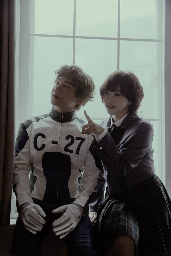 뮤지컬 '천 개의 파랑'은 내달 12일부터 26일까지 서울 서초구 예술의전당에서 공연된다. 왼쪽부터 각 배역에 다른 배우들과 더블 캐스팅된 콜리 역의 진호(아이돌그룹 펜타곤 멤버), 효정(오마이걸) 모습이다.사진 서울예술단