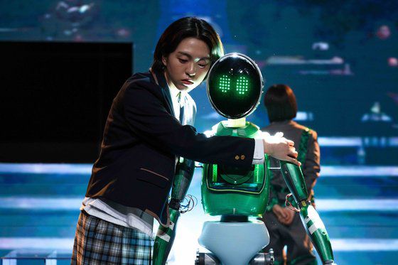 로봇 콜리(오른쪽)와 하반신이 망가진 콜리를 데려와 수리하며 친구가 되는 10대 연재(최하윤)의 공연 중 모습이다. 무대에서 콜리는 전신이 온전한 모습과 상반신만 있는 모습으로 다양하게 등장한다. 사진 국립극단