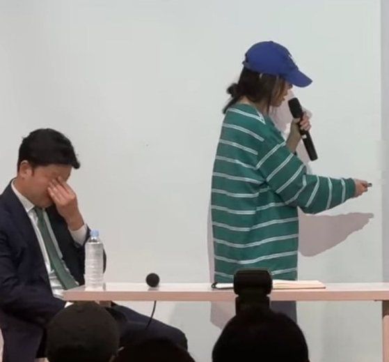 민희진 어도어 대표의 거침없는 발언에 얼굴을 감싸는 변호인. 온라인커뮤니티 캡처