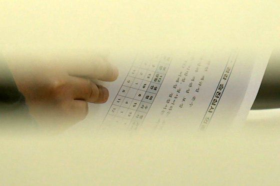 지난해 말 오전 전남 무안군 삼향읍 전남경찰청 인사계 사무실에서 검찰 수사관이 경찰 승진인사 자료를 확보하고 있다. '사건 브로커'가 금품과 향응을 제공하고 경찰 승진인사 등을 청탁한 사건을 수사 중인 검찰은 이날 전남경찰청 인사 담당 부서와 특정 시기에 승진한 경찰관 일부를 대상으로 압수수색 영장을 집행했다. 연합뉴스