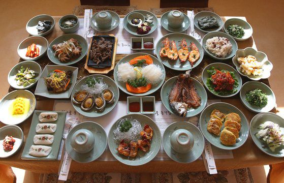 강진 한정식 상차림. 강진에는 한정식 전문식당 10곳이 성업 중이다. 사진은 ‘청자골 종가집’의 4인 상차림.