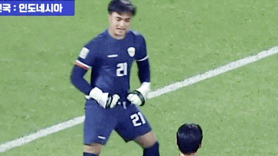 26일 카타르 도하 압둘라 빈 칼리파 스타디움에서 열린 2024 AFC U23 아시안컵 8강전에서 한국 이강희 선수가 승부차기에 실패하자 인도네시아 골키퍼 에르난도 아리 수타리아디가 조롱하는 듯한 모습을 보였다. 사진 온라인 커뮤니티