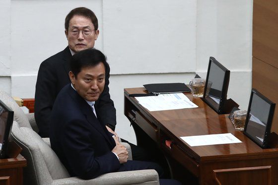 조희연 서울시교육감과 오세훈 서울시장이 26일 오후 서울 중구 서울특별시의회 본회의장에서 열린 제323회 임시회 제3차 본회의에 출석했다. [뉴스1]