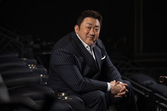 영화 '범죄도시4'(감독 허명행)가 개봉한 24일 오후 서울의 한 영화관에서 관람객이 영화를 예매하고 있다. '범죄도시4'는 이날 영화관입장권 통합전산망 실시간 예매율 오전 8시 기준, 예매량 83만 4455장을 기록 중이다. 예매율은 95.5%. 한국 영화 신기록이다. 2024.4.24/뉴스1