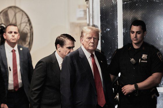 도널드 트럼프 전 미국 대통령이 30일 뉴욕 맨해튼 형사법원에서 휴식을 취한 뒤 법정에 복귀하고 있다. AFP=연합뉴스