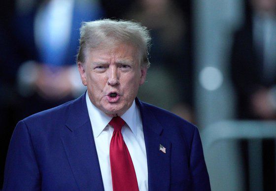 도널드 트럼프 전 미국 대통령이 30일 뉴욕에서 법정에 출석하기 전 취재진 질의에 응하고 있다. AFP=연합뉴스