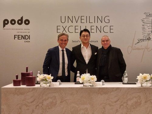 1일 서울신라호텔에서 열린 '포도 프라이빗 레지던스 서울 - 인테리어 바이 펜디 까사 언베일링 액셀런스' 기자간담회에서 안드레아 마시에로 펜디 까사 CBO(맨 왼쪽)와 박병철 골든트리개발 대표(가운데), 도미니크 페로 건축가(오른쪽)가 기념촬영을 하고 있다. 연합뉴스