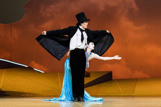 발레 '인어공주'에서 시인을 연기 중인 변성완, 인어공주를 연기 중인 조연재 무용수. 사진 국립발레단