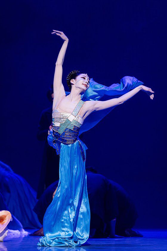발레 '인어공주'에서 인어공주를 연기 중인 조연재 무용수. 펄럭이는 긴 바지가 인어의 꼬리를 닮았다. 사진 국립발레단