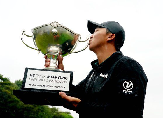 김홍택이 5일 경기도 성남시 남서울 골프장에서 열린 제43회 GS칼텍스 매경오픈 최종라운드에서 정상을 밟은 뒤 우승 트로피와 입을 맞추고 있다. 대회조직위원회