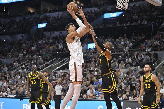 웬만한 선수보다 머리 하나가 더 큰 웸반야마(가운데). AP=연합뉴스