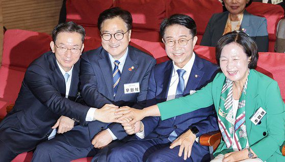 더불어민주당 정성호(왼쪽부터), 우원식, 조정식, 추미애 국회의장 후보자들이 3일 오전 국회 의원회관에서 열린 제22대 국회 더불어민주당 제1기 원내대표 선출 당선자 총회에 입장해 손잡고 있다. 연합뉴스