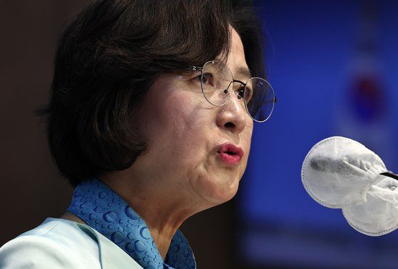 추미애 당선인이 8일 오후 서울 여의도 국회 소통관에서 기자회견을 열고 출마선언을 하고 있다. 뉴스1