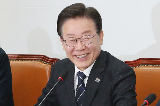 이재명 대표가 8일 오전 서울 여의도 국회에서 열린 최고위원회의에서 환하게 웃고 있다. 뉴스1