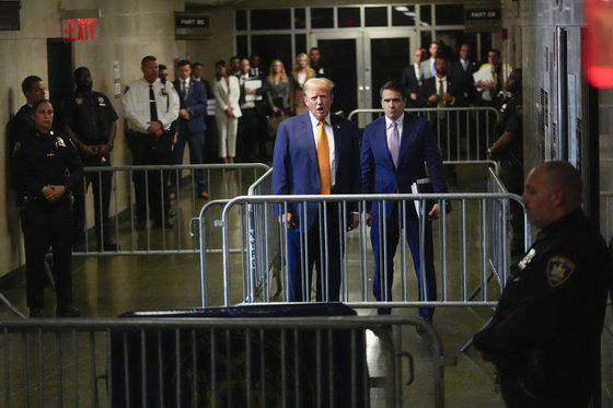 도널드 트럼프 전 대통령이 지난 7일(현지시간) 뉴욕 맨해튼 형사법원에서 열린 재판을 마치고 법정을 나서며 기자들과 이야기를 나누고 있다. 오른쪽은 변호사 토드 블랑쉬. AP=연합뉴스