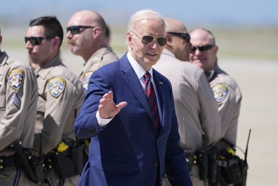 조 바이든 미국 대통령이 지난 10일 캘리포니아주 마운틴뷰의 모펫 필드에서 에어포스원을 타고 출발하며 손을 흔들고 있다. AP=연합뉴스