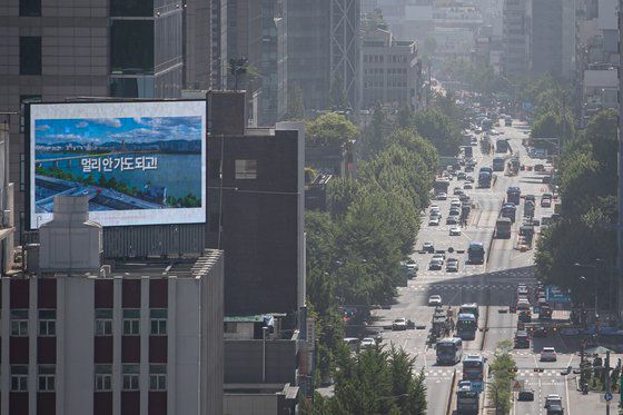 비가 그친 뒤 황사 유입으로 수도권 등에 미세먼지 농도가 '나쁨' 수준을 보인 12일 서울 도심에 뿌옇게 황사가 내려앉아 있다. 뉴스1