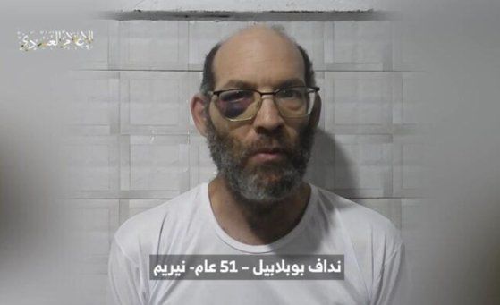 하마스가 11일(현지시간) 공개한 인질 영상. 하마스 측은 영국계 이스라엘인 나다브 포플웰로 이스라엘군의 공습 영향으로 숨진 인물이라고 주장했다. 알카삼 여단 공개 영상 캡처