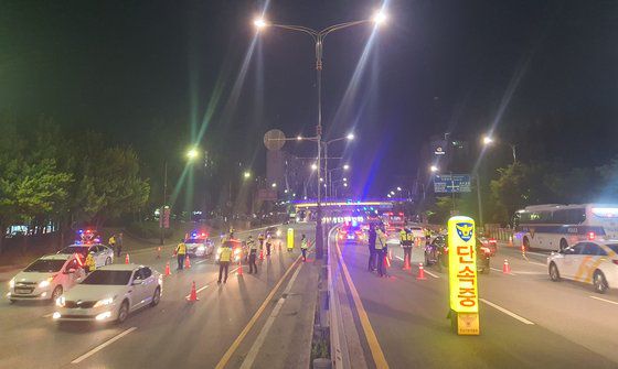 지난 10일 충남 천안의 한 대로에서 경찰관들이 일제 음주단속을 벌이고 있다. 이날 충남지역에서는 39명이 음주운전으로 하다 적발됐다. [사진 충남경찰청]