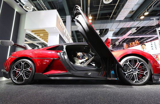 지난 11일(현지시간) 중국 상하이에서 열린 '2024 중국 브랜드의 날' 행사에서 한 방문객이 BYD의 차량을 보고있다. BYD는 세계에서 전기차를 가장 많이 판매하는 중국 브랜드다. 신화통신=연합뉴스