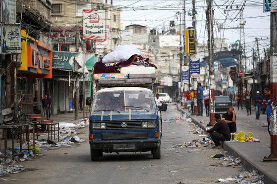 11일(현지시간) 가자지구 남부의 라파에서 밴을 타고 이동하는 팔레스타인 사람들. AFP=연합뉴스