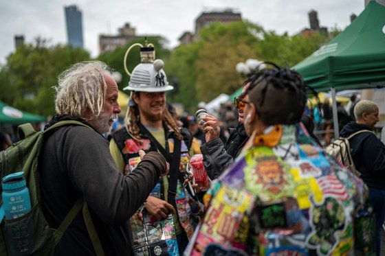 4일(현지시간) 미국 뉴욕 맨해튼 자치구에서 열린 연례 뉴욕 대마초 퍼레이드 및 집회에 참석한 사람들이 마리화나가 담긴 유리잔을 바라보고 있다. 로이터=연합뉴스