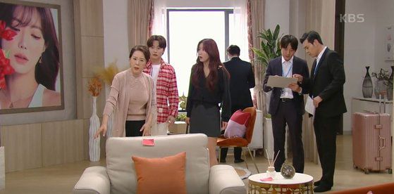 가구 형태와 시대의 변화에도, KBS 주말 드라마 기획은 과거 대가족이라는 틀 안에서 벗어나지 못한다는 지적을 받는다. 사진 KBS