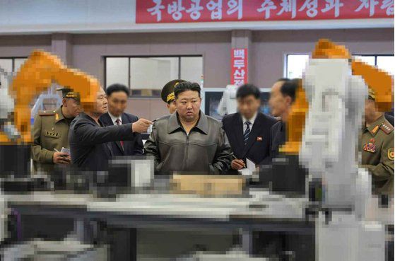 노동신문은 13일 김정은 국무위원장이 지난 11~12일 제2경제위원회 산하 중요국방공업기업소를 현지지도했다고 보도했다. 사진은 김정은이 신형 저격수 보총(소총)을 직접 시험 사격하는 모습. 노동신문, 뉴스1